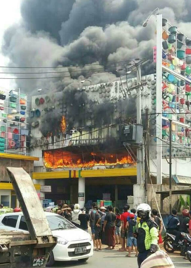 Toko Perabot Di Bantar Gebang Kebakaran, Jalan Raya Narogong Macet